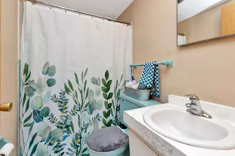 Bath - 1546 Beacon St, Cincinnati, OH 45230 photo 2 of 5