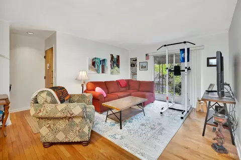 Living - 1546 Beacon St, Cincinnati, OH 45230 photo 15 of 16