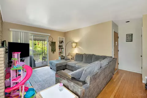 Living - 1546 Beacon St, Cincinnati, OH 45230 photo 7 of 16