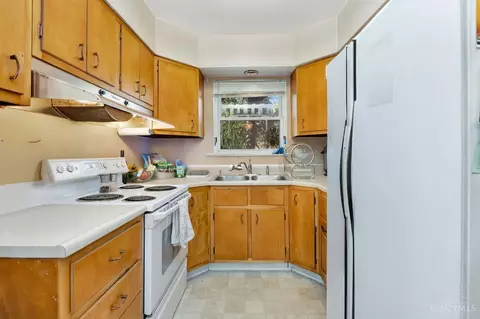 Kitchen - 1546 Beacon St, Cincinnati, OH 45230 photo 3 of 6