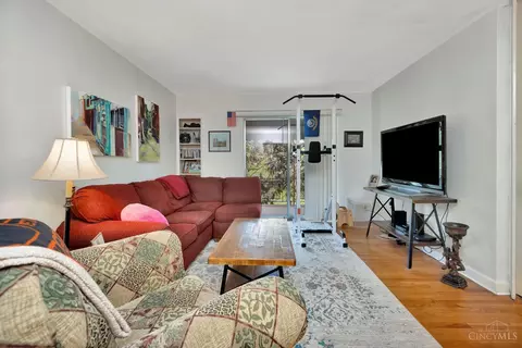 Living - 1546 Beacon St, Cincinnati, OH 45230 photo 14 of 16