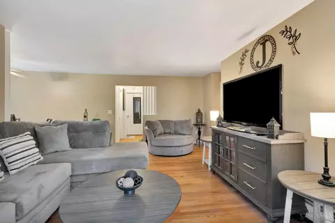 Living - 1546 Beacon St, Cincinnati, OH 45230 photo 5 of 16