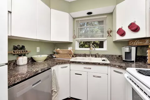 Kitchen - 1546 Beacon St, Cincinnati, OH 45230 photo 2 of 6