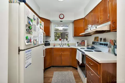 Kitchen - 1546 Beacon St, Cincinnati, OH 45230 photo 5 of 6