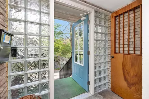 Entry Way - 1546 Beacon St, Cincinnati, OH 45230 photo 1 of 2