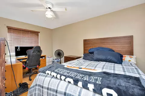 Bedroom - 1546 Beacon St, Cincinnati, OH 45230 photo 3 of 9