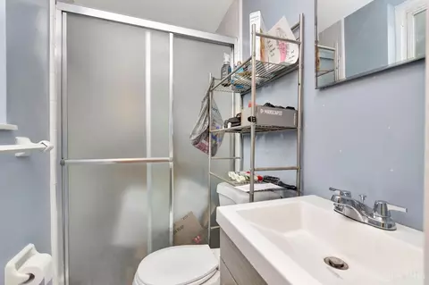 Bath - 1546 Beacon St, Cincinnati, OH 45230 photo 3 of 5