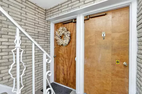 Entry Way - 1546 Beacon St, Cincinnati, OH 45230 photo 2 of 2