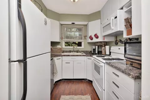 Kitchen - 1546 Beacon St, Cincinnati, OH 45230 photo 1 of 6