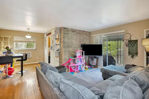 Living - 1546 Beacon St, Cincinnati, OH 45230 photo 6 of 16