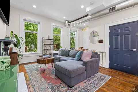 Living - 433 Clark St, Cincinnati, OH 45203 photo 3 of 4