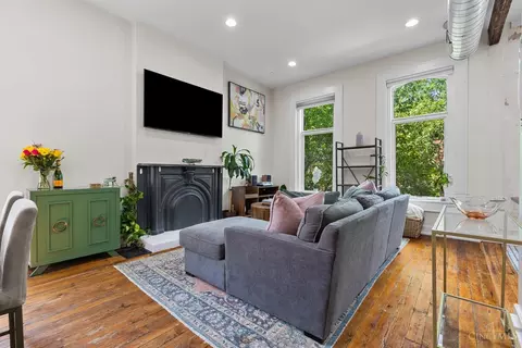 Living - 433 Clark St, Cincinnati, OH 45203 photo 1 of 4
