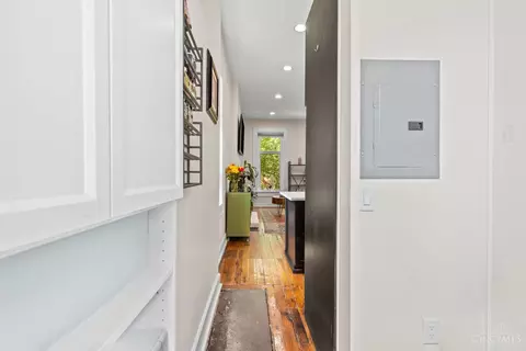 Entry Way - 433 Clark St, Cincinnati, OH 45203 photo 1 of 3