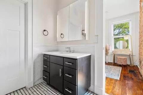 Bath - 433 Clark St, Cincinnati, OH 45203 photo 2 of 3
