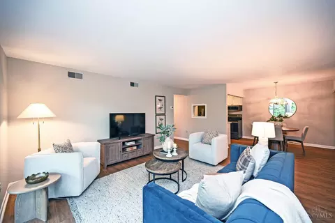 Living - 3065 Alpine Ter, Cincinnati, OH 45208 photo 4 of 5