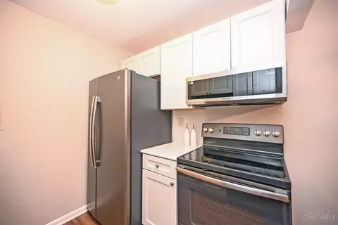 Kitchen - 3065 Alpine Ter, Cincinnati, OH 45208 photo 2 of 3