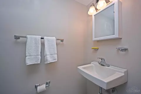 Bath - 3065 Alpine Ter, Cincinnati, OH 45208 photo 1 of 3