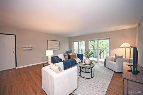 Living - 3065 Alpine Ter, Cincinnati, OH 45208 photo 2 of 5
