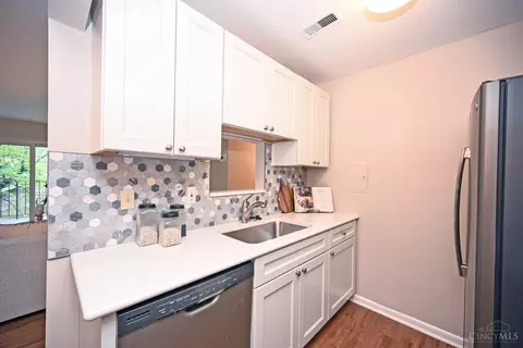 Kitchen - 3065 Alpine Ter, Cincinnati, OH 45208 photo 3 of 3