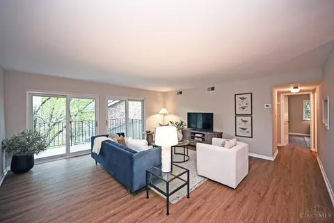 Living - 3065 Alpine Ter, Cincinnati, OH 45208 photo 1 of 5