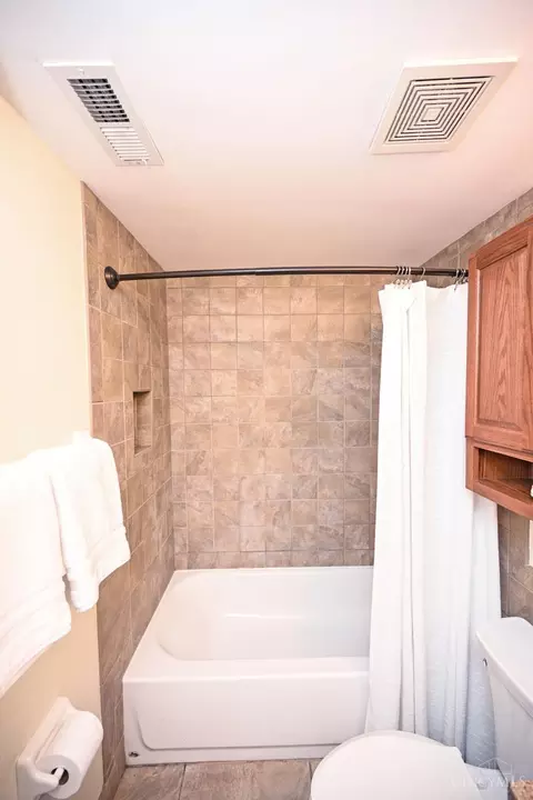 Bath - 3065 Alpine Ter, Cincinnati, OH 45208 photo 3 of 3