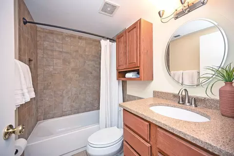 Bath - 3065 Alpine Ter, Cincinnati, OH 45208 photo 2 of 3