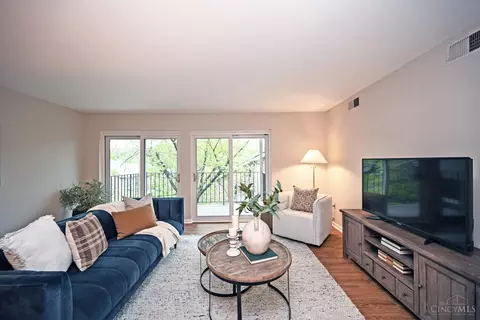 Living - 3065 Alpine Ter, Cincinnati, OH 45208 photo 3 of 5
