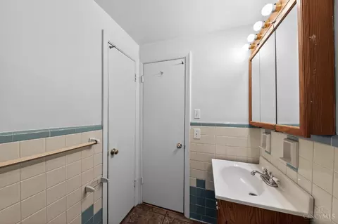 Bath - 2505 Rack Ct, Cincinnati, OH 45239 photo 2 of 2