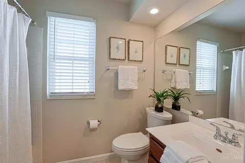Bath - 680 Stoneharbor Ln, Hamilton Township, OH 45039 photo 5 of 5