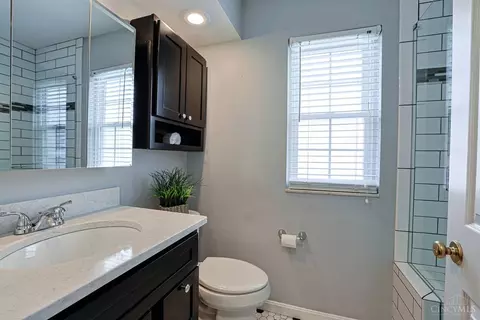 Bath - 680 Stoneharbor Ln, Hamilton Township, OH 45039 photo 1 of 5