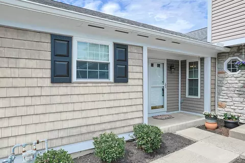 Exterior - 680 Stoneharbor Ln, Hamilton Township, OH 45039 photo 3 of 11