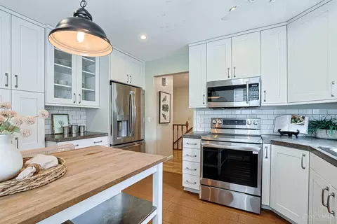 Kitchen - 680 Stoneharbor Ln, Hamilton Township, OH 45039 photo 2 of 3