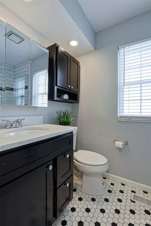 Bath - 680 Stoneharbor Ln, Hamilton Township, OH 45039 photo 2 of 5