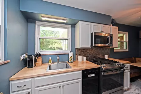 Kitchen - 193 W Crest Dr, Reading, OH 45215 photo 4 of 4