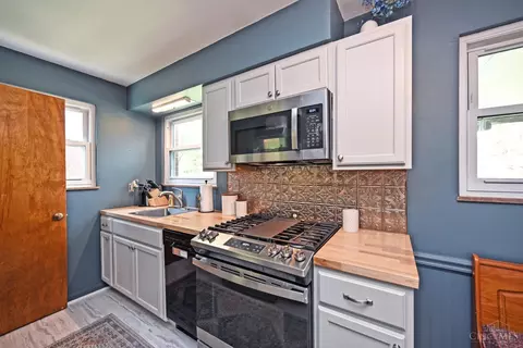Kitchen - 193 W Crest Dr, Reading, OH 45215 photo 3 of 4