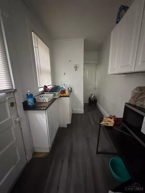 Kitchen - 727 Riddle Rd, Cincinnati, OH 45220 photo 1 of 3