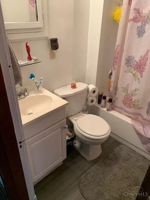 Bath - 727 Riddle Rd, Cincinnati, OH 45220 photo 1 of 1