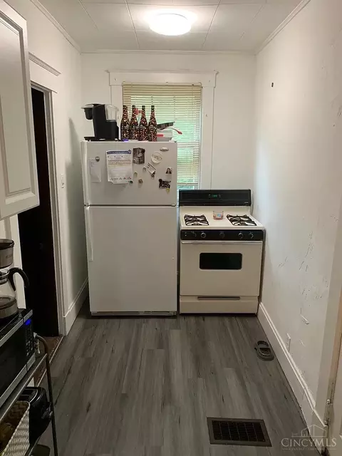 Kitchen - 727 Riddle Rd, Cincinnati, OH 45220 photo 3 of 3