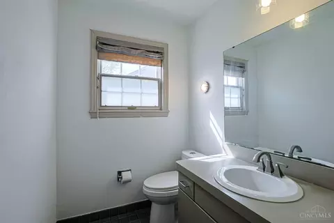 Bath - 9566 Galecrest Dr, Cincinnati, OH 45231 photo 2 of 4