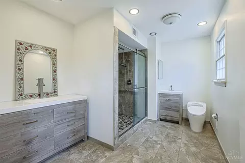 Bath - 9566 Galecrest Dr, Cincinnati, OH 45231 photo 1 of 4