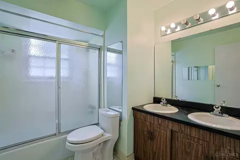 Bath - 9566 Galecrest Dr, Cincinnati, OH 45231 photo 3 of 4