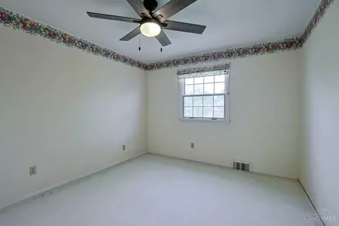 Bedroom - 9566 Galecrest Dr, Cincinnati, OH 45231 photo 4 of 9