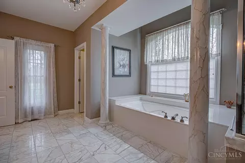 Bath - 218 Random Dr, Hamilton, OH 45013 photo 3 of 8