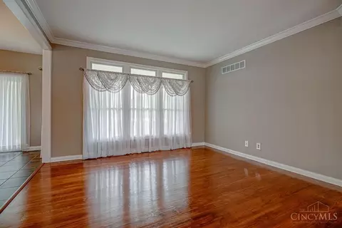 Living - 218 Random Dr, Hamilton, OH 45013 photo 2 of 10