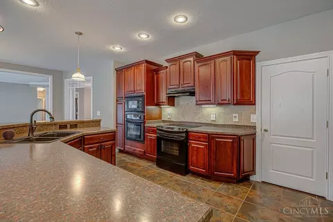 Kitchen - 218 Random Dr, Hamilton, OH 45013 photo 3 of 5