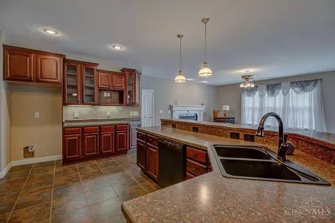 Kitchen - 218 Random Dr, Hamilton, OH 45013 photo 4 of 5