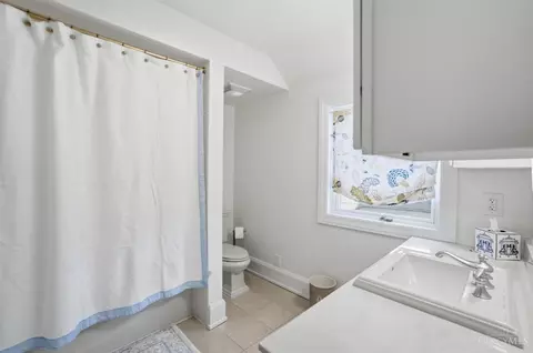 Bath - 3706 Broadview Dr, Cincinnati, OH 45208 photo 3 of 9