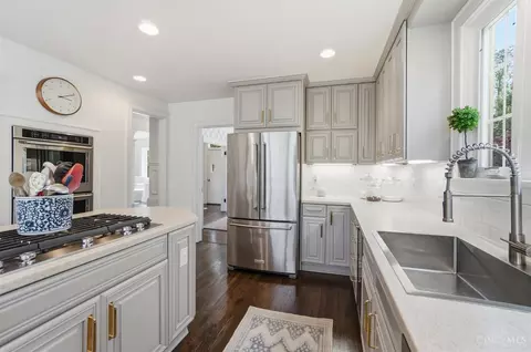 Kitchen - 3706 Broadview Dr, Cincinnati, OH 45208 photo 4 of 8