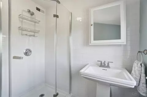 Bath - 3706 Broadview Dr, Cincinnati, OH 45208 photo 7 of 9