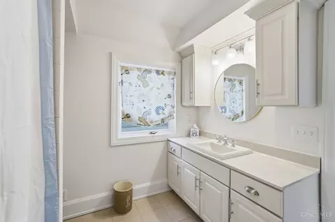 Bath - 3706 Broadview Dr, Cincinnati, OH 45208 photo 2 of 9